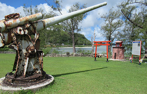 「グアム鎮魂社」の清掃と慰霊